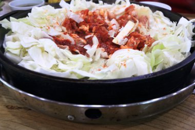 dak galbi Kore kızarmış tavuk sosu ile.