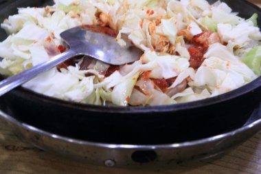 dak galbi Kore kızarmış tavuk sosu ile.