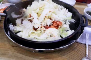 dak galbi Kore kızarmış tavuk sosu ile.