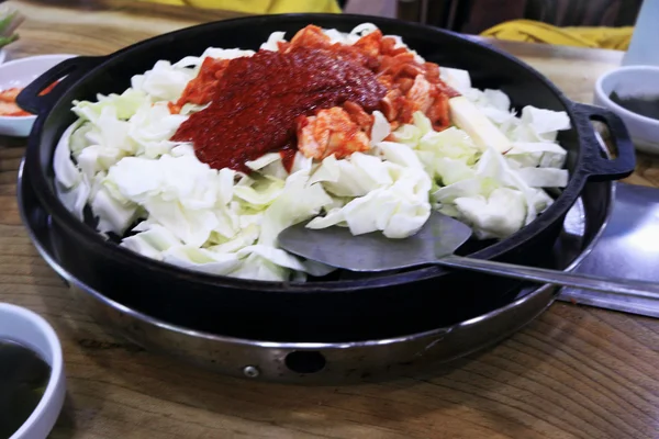 Dak Galbi Pollo fritto coreano con salsa . — Foto Stock