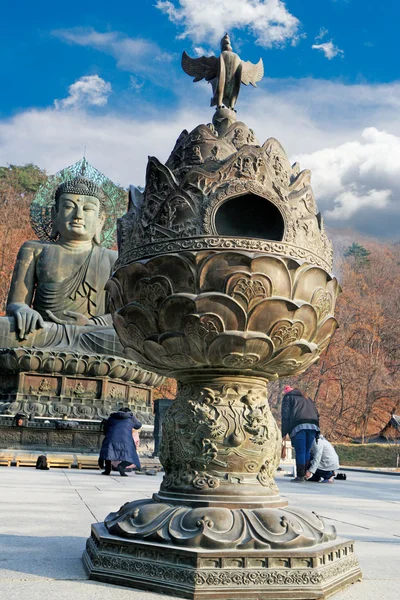 Большой бронзовый фонарь перед статуей Будды Сеораксан Корея . — стоковое фото