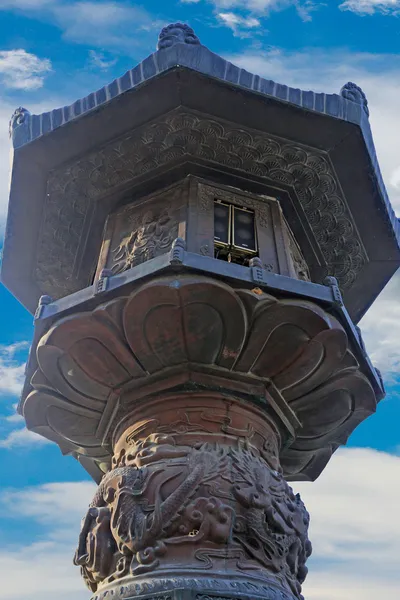 Large bronze lantern post Seoraksan Korea. — Stock Photo, Image
