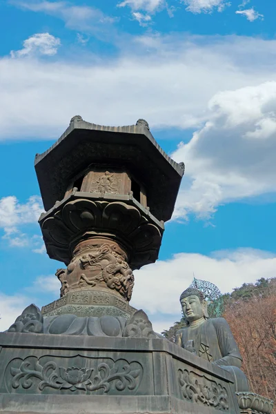 Grote bronzen lantaarn front de Boeddha standbeeld seoraksan korea. — Stockfoto
