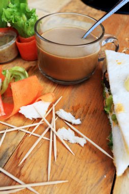 ton balıklı sandviç salata sebze ve kahve