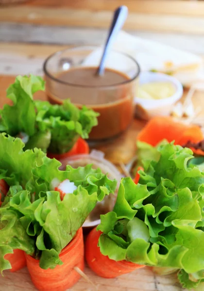 Thunfisch-Sandwich mit Salatgemüse und Kaffee — Stockfoto