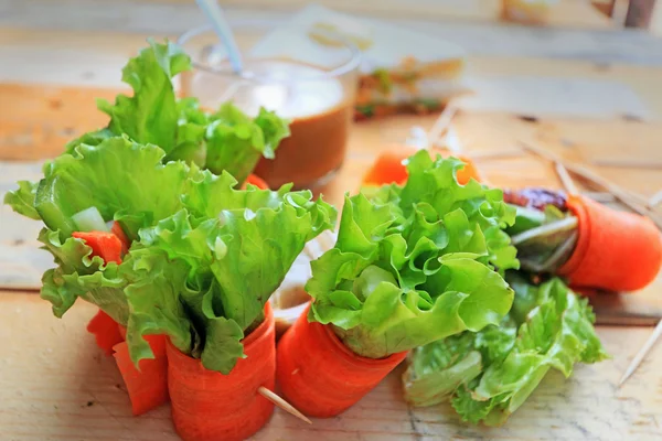 蔬菜沙拉 — — 胡萝卜，蟹的轧辊 — 图库照片