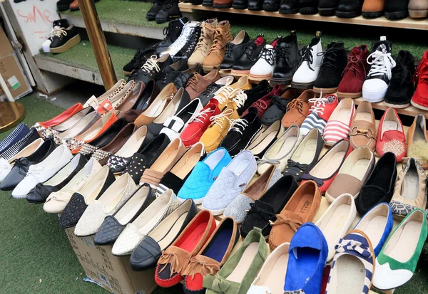 Le magasin de chaussures au marché — Photo