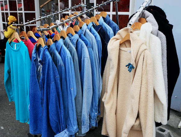 Tienda camisas tela de colores colgando en un estante . —  Fotos de Stock