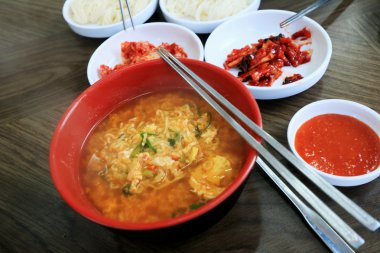 erişte çorbası ve Kore kimchi.