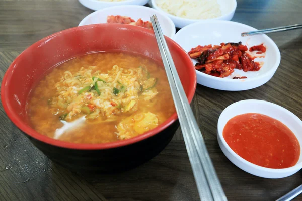 Sopa de fideos y kimchi coreano . — Foto de Stock