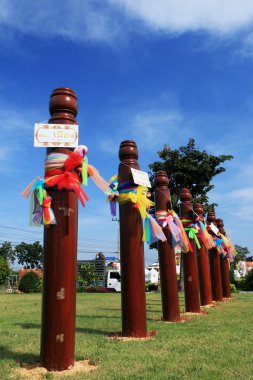 çok renkli kumaş ahşap yazılara tied.