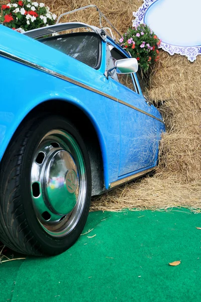 Parte carro vintage azul com uma pilha de palha . — Fotografia de Stock