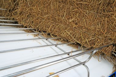 deel blauwe oldtimers met een stapel van strosaman yığını ile eski model araba parçası mavi.