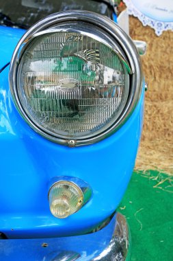 deel blauwe oldtimers met een stapel van strosaman yığını ile eski model araba parçası mavi.