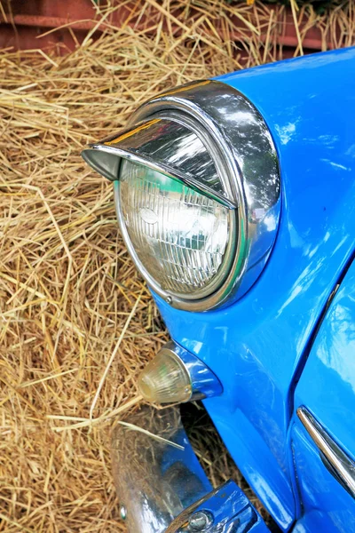 Parte carro vintage azul com uma pilha de palha . — Fotografia de Stock