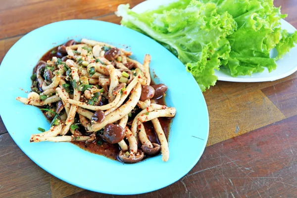 Ensalada de champiñones picantes con lechuga verde . —  Fotos de Stock