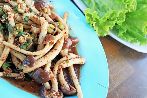 Ensalada de champiñones picantes con lechuga verde . —  Fotos de Stock