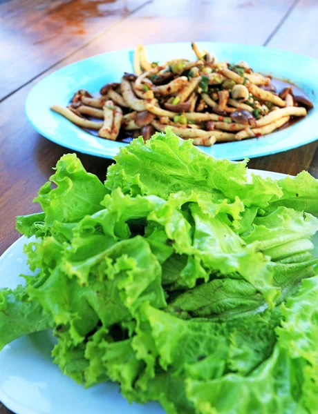 Baharatlı mantar salatası yeşil salata ile. — Stok fotoğraf