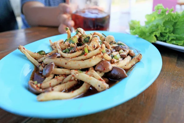 Baharatlı mantar salatası yeşil salata ile. — Stok fotoğraf