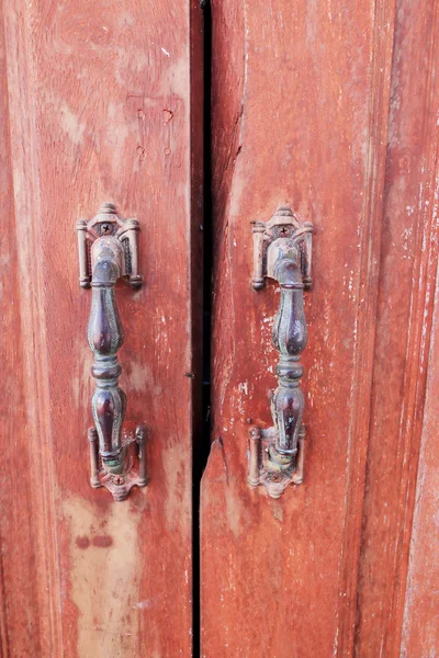 Antika ahşap kapı kolları. — Stok fotoğraf