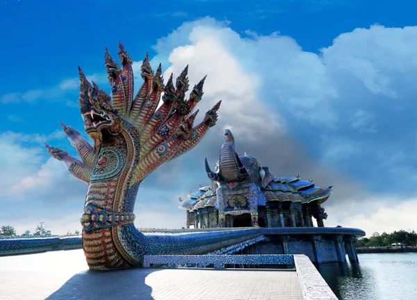Srebrny wąż w świątyni buddyjskiej. — Zdjęcie stockowe