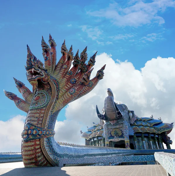 Srebrny wąż w świątyni buddyjskiej. — Zdjęcie stockowe