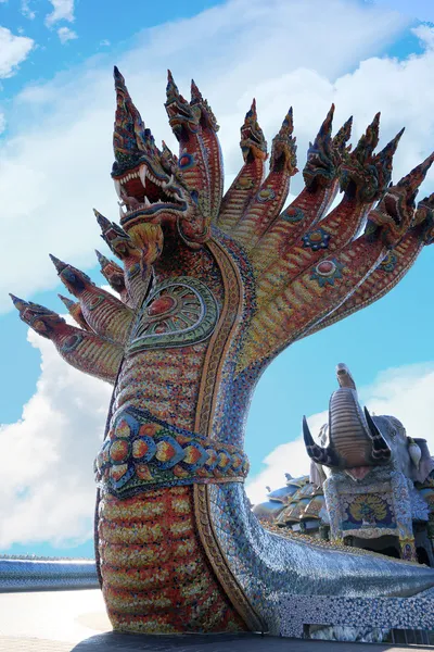 Серебряный змей в буддийском храме . — стоковое фото