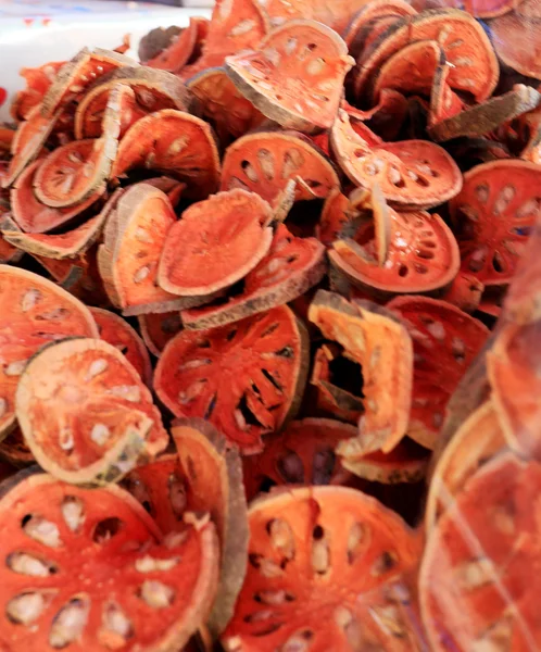 Fette di frutta secca di bael sul mercato — Foto Stock