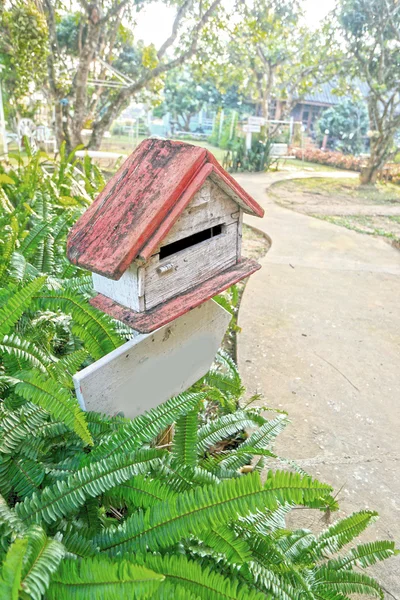 Gamla vintage postlåda i naturen. — Stockfoto