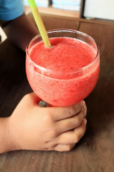 Erdbeer-Smoothie für Kinder — Stockfoto