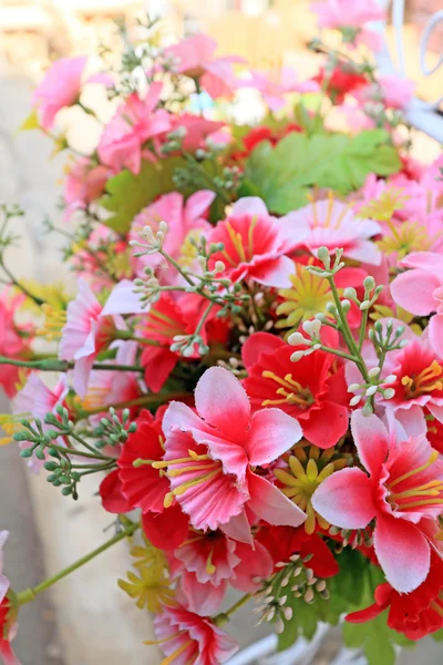 粉红色的漂亮人造花 — 图库照片