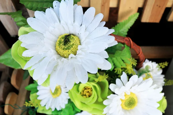 Lindas flores artificiais gerbera — Fotografia de Stock
