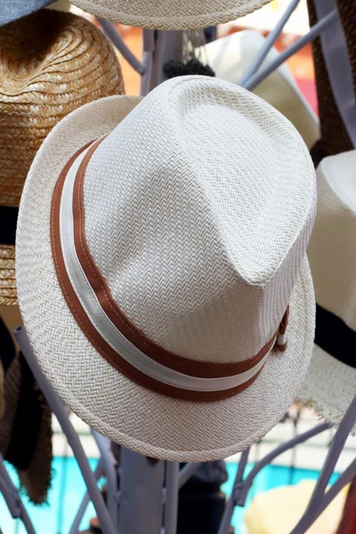 Chapéus para venda no mercado — Fotografia de Stock