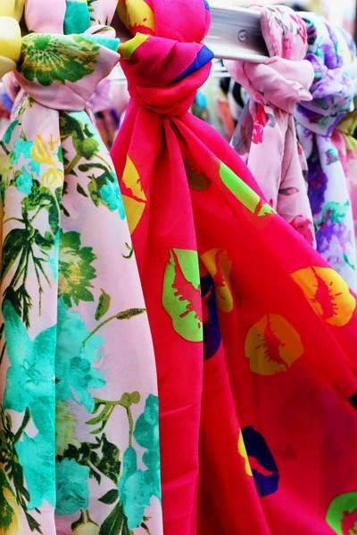 La tienda de bufandas en el mercado —  Fotos de Stock