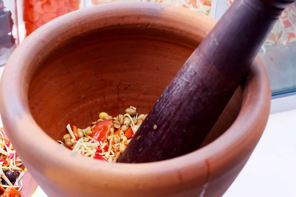 Ingredientes de salada de mamão em um morteiro — Fotografia de Stock
