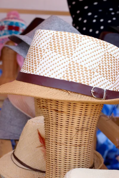 Hüte zum Verkauf auf dem Markt — Stockfoto