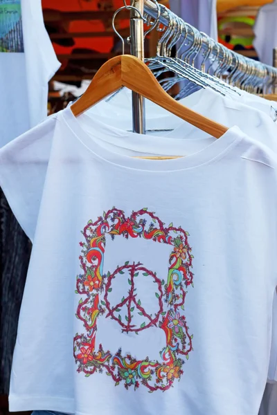 Winkel shirts opknoping op een rek markt — Stockfoto