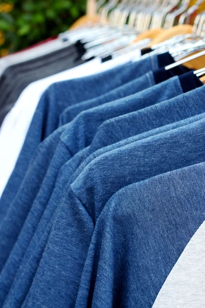 Winkel shirts opknoping op een rek markt — Stockfoto