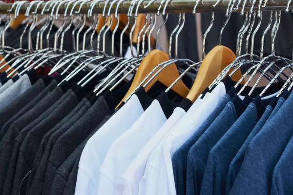 Tienda camisas colgando en un mercado de rack —  Fotos de Stock