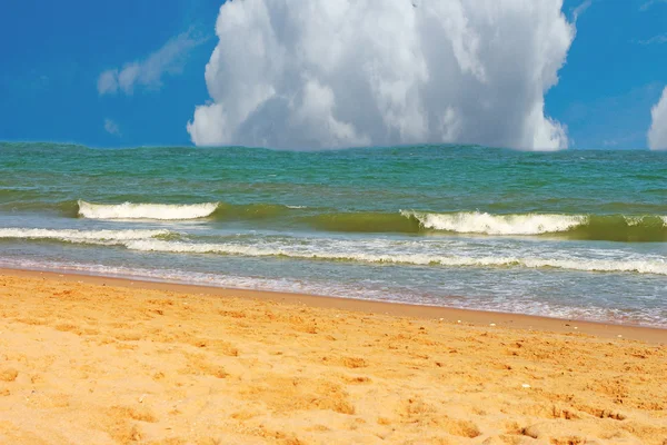 Strand in de tropische zee — Stockfoto