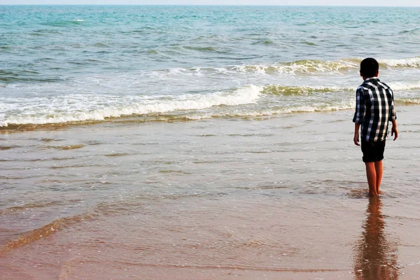 El chico miró a la playa del mar . —  Fotos de Stock