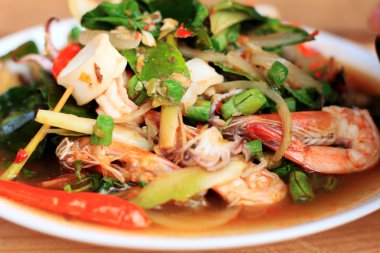 Baharatlı kızarmış balık, karides, kalamar.