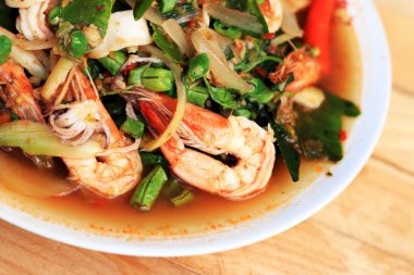 Baharatlı kızarmış balık, karides, kalamar.