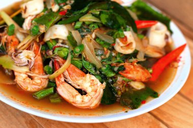 Baharatlı kızarmış balık, karides, kalamar.