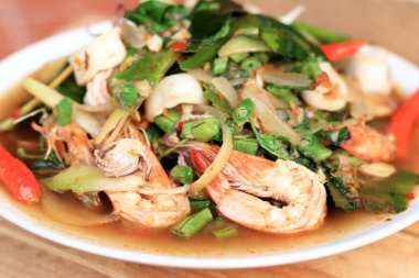 Baharatlı kızarmış balık, karides, kalamar.