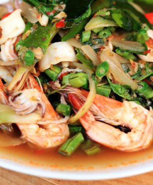 Baharatlı kızarmış balık, karides, kalamar.