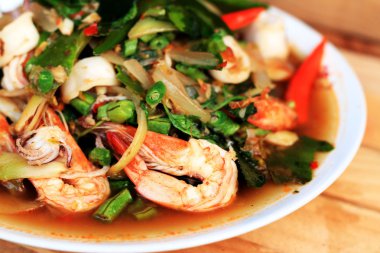 Baharatlı kızarmış balık, karides, kalamar.