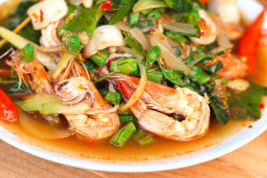 Baharatlı kızarmış balık, karides, kalamar.