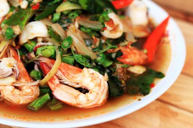 Baharatlı kızarmış balık, karides, kalamar.