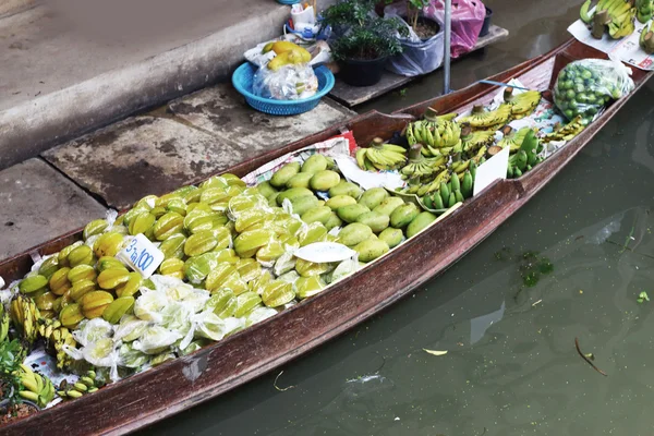 Mango vruchten in de drijvende markt — Stockfoto